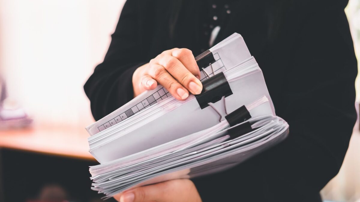 Nadzór na dokumentacją jakościową: poznaj ryzyka prawne