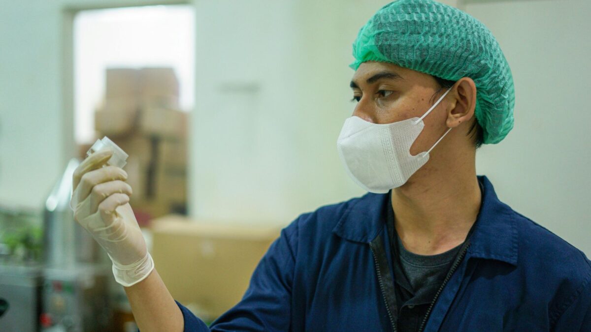 Kontroler jakości, czyli kariera w dziale jakości. Jakie umiejętności otwierają drzwi?