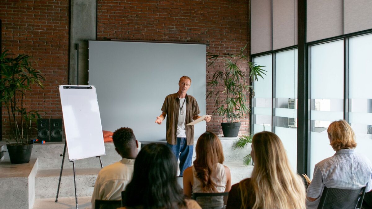 Jak rozwijać umiejętności trenera wewnętrznego, aby efektywnie szkolić pracowników?